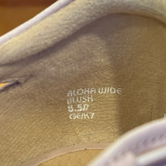 Earth Aloha leather bungee slip-on sandals in Blush color.
Size 8.5 - Picture 5 of 5